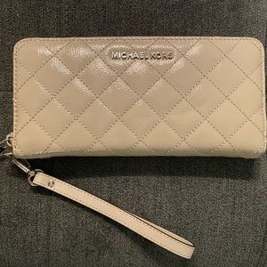 New Michael Kors Quilted Jet Set Travel Continental Wallet in Cement